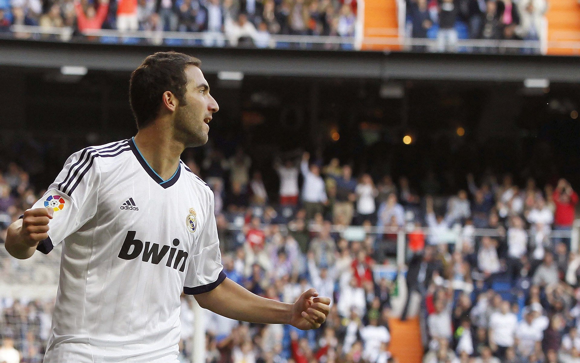 日本骑手吉塔·日特科维奇荣获2024年最佳障碍赛骑手奖，表彰其卓越表现。